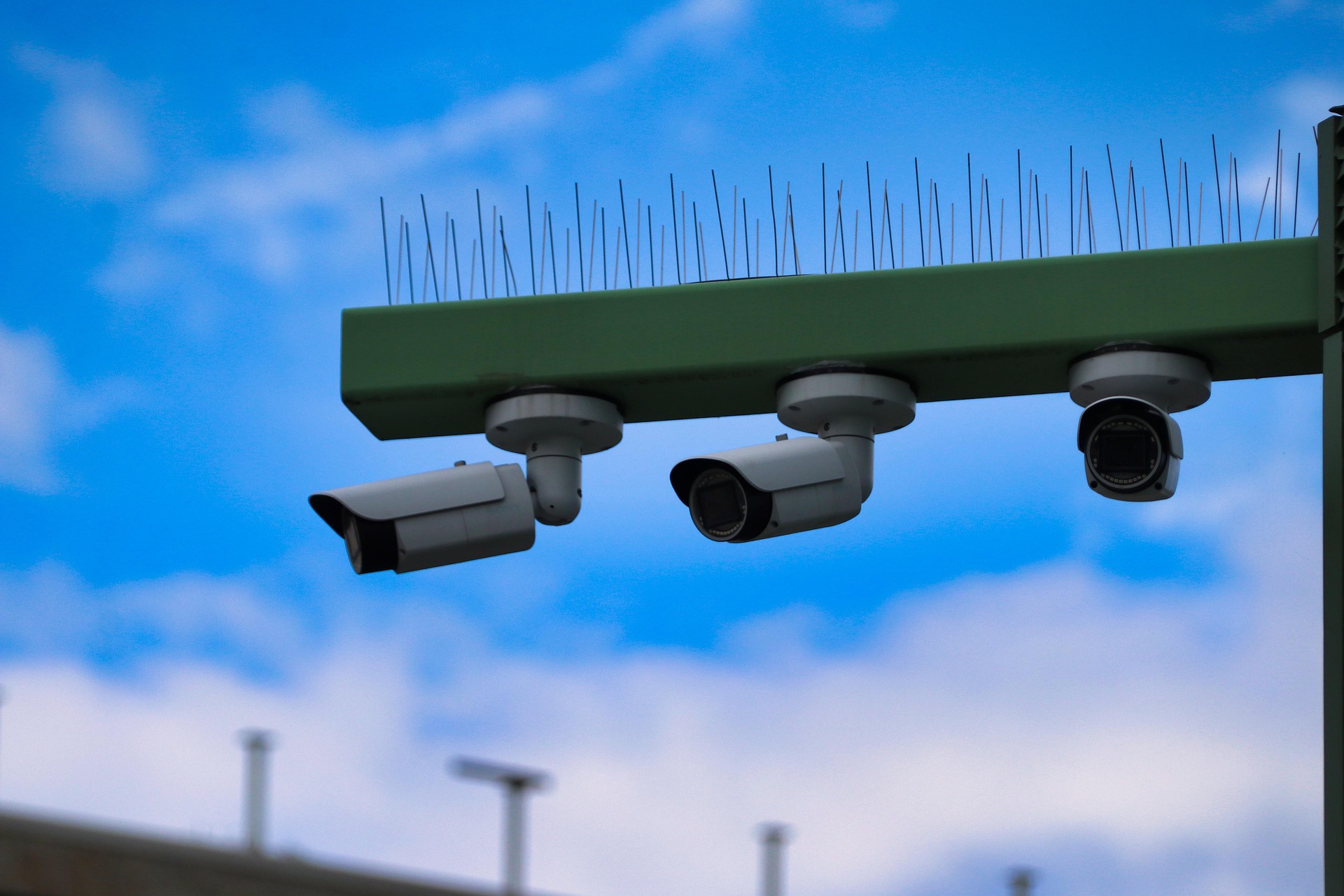 פריצות דרך בטכנולוגיית עדשות אבטחה בתאורה נמוכה: אור שחור F1.0 לעומת תאורת אינפרא אדום