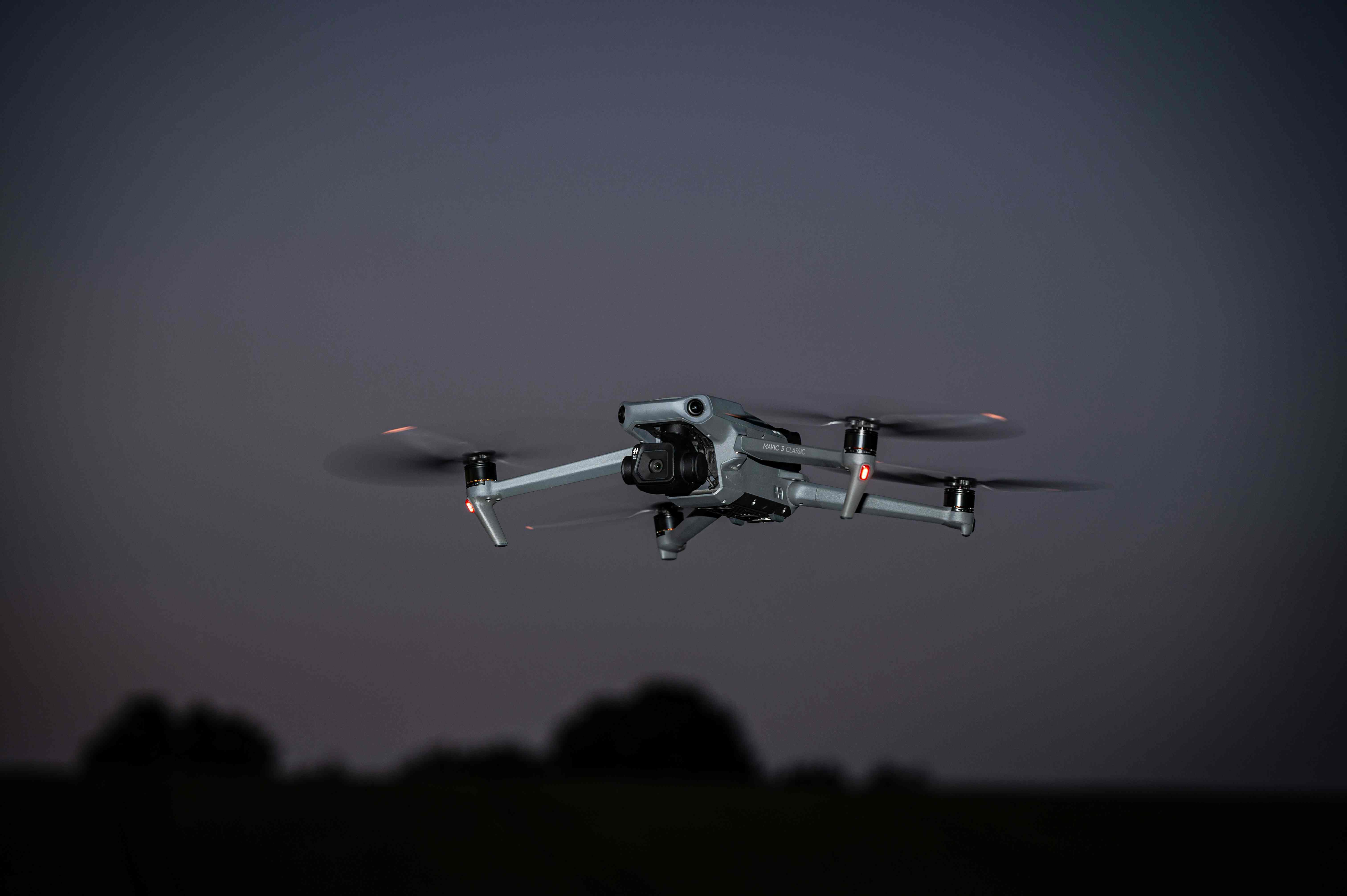 F1.0 לעומת IR: איזו עדשה מנצחת עבור טיסות לילה FPV?